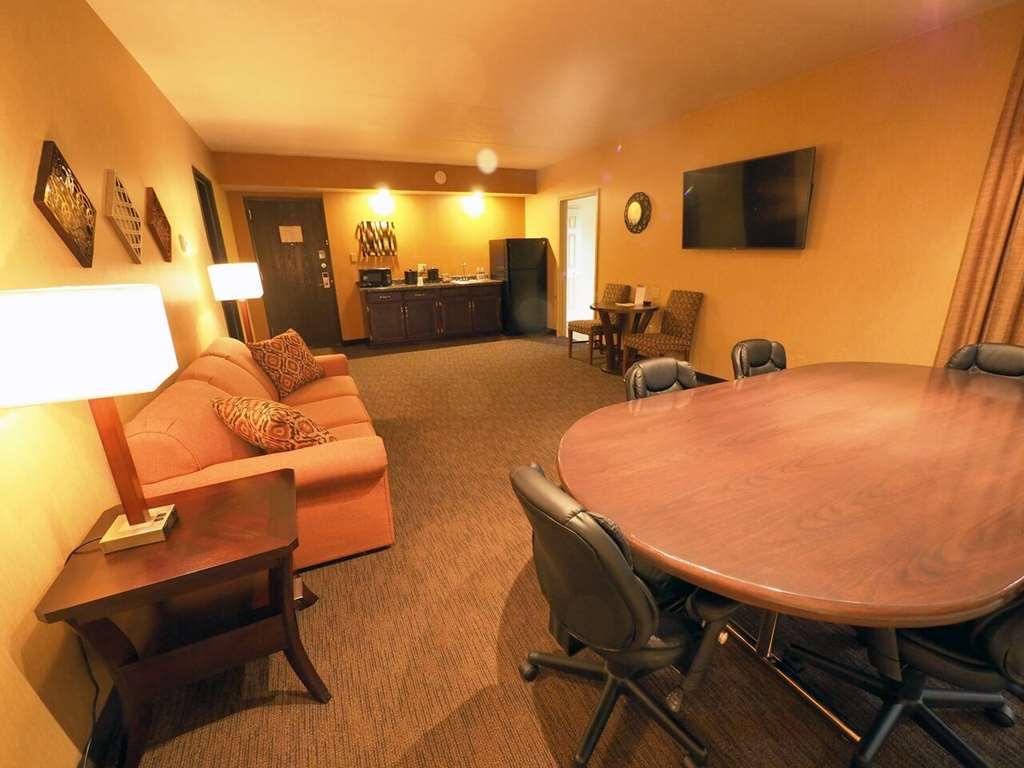 Evergreen Resort Cadillac Room photo